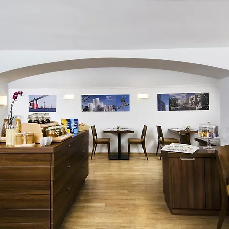 アム ホーフガルテン 3*